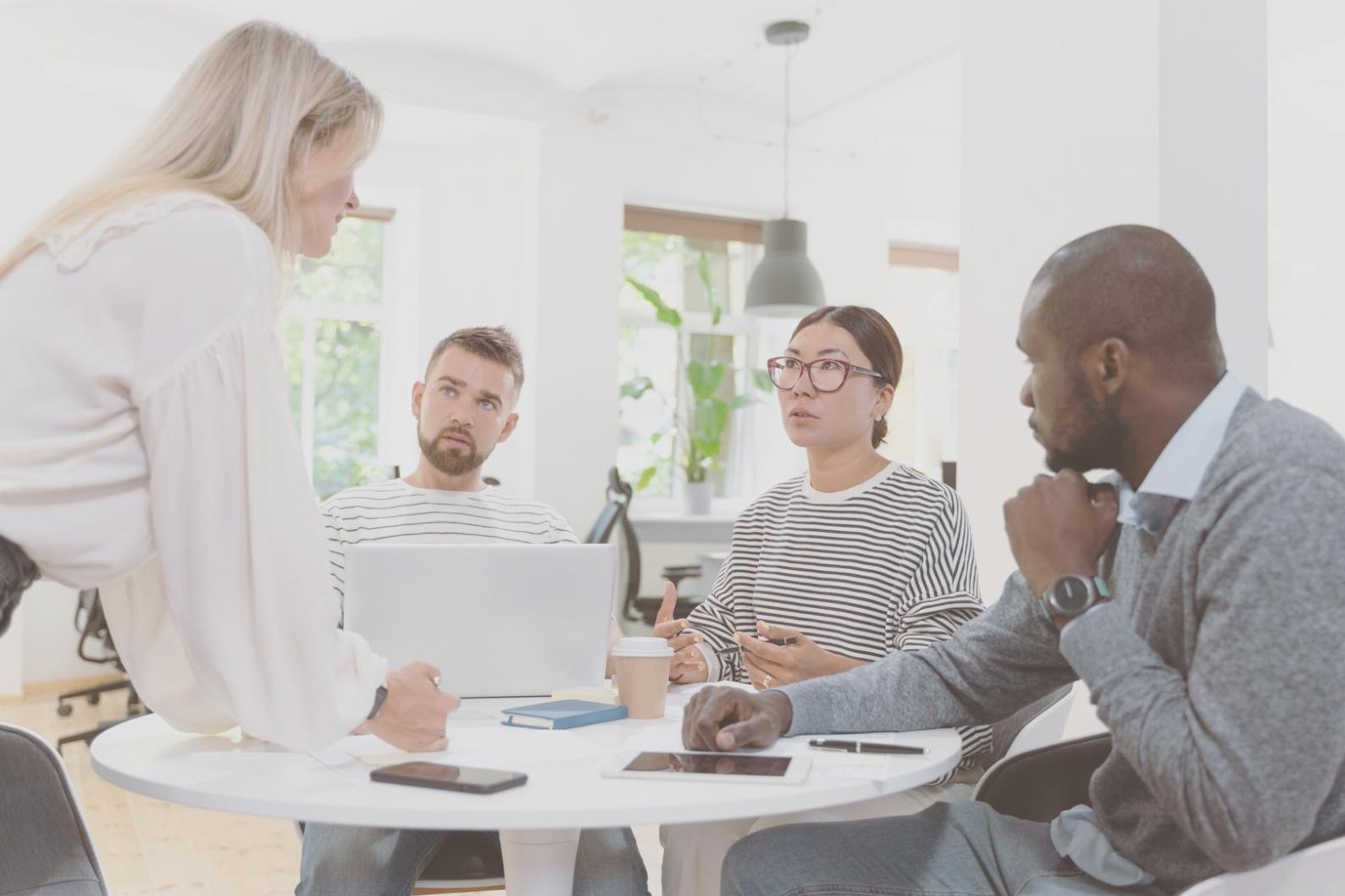 Espace de travail moderne avec analyses financières